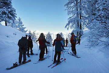 Krippenbrunn  Oesterreich  Gruppe Skifahrer kurz vor der Abfahrt ins Tal