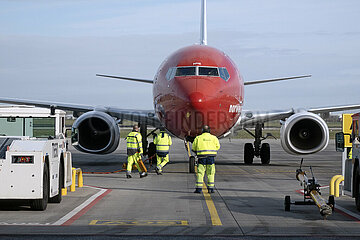 Schoenefeld  Deutschland  Boden-Lotsen nehmen ein Flugzeug der Norwegian Airlines auf dem Vorfeld des Flughafen BER in Empfang