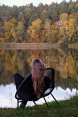 Dranse  Deutschland  Frau sitzt auf einem Stuhl an einem See