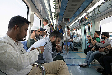 Dubai  Vereinigte Arabische Emirate  Menschen sitzen in einer U-Bahn