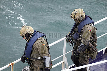 Rostock  Deutschland  Einsatzkraefte der Maritimen Einsatzgruppe MEG der Bundespolizei See