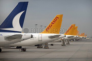 Istanbul  Tuerkei  Hecks von Flugzeugen der Anadolujet und Pegasus Airlines