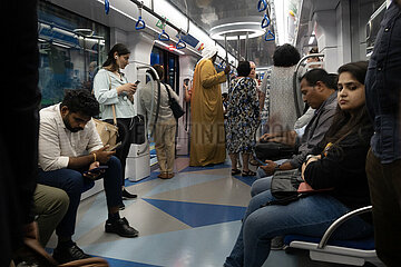 Dubai  Vereinigte Arabische Emirate  Menschen sitzen in einer U-Bahn