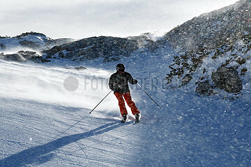 Krippenbrunn  Oesterreich  Mann faehrt Ski