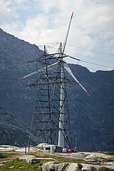 Airolo  Schweiz  Strommasten und Windrad in den Bergen