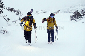 Krippenbrunn  Oesterreich  Skifahrer laufen eine verschneite Piste hinauf