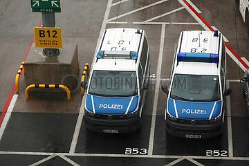 Schoenefeld  Deutschland  Einsatzfahrzeuge der Bundespolizei auf dem Vorfeld des Flughafen BER