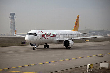 Istanbul  Tuerkei  Flugzeug der Pegasus Airlines auf dem Flughafen Istanbul-Sabiha Goekcen