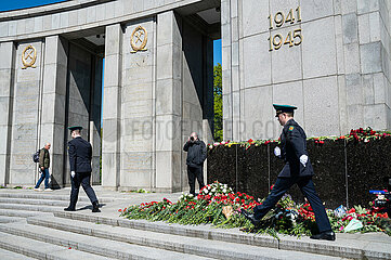 Berlin  Deutschland  Russische Wachsoldaten in Uniform am Tag des Sieges vor dem Sowjetischen Ehrenmal