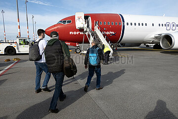 Schoenefeld  Deutschland  Reisende steigen am Flughafen BER in ein Flugzeug der Norwegian ein