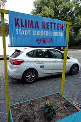 Berlin  Deutschland  Carsharing-Auto steht neben einem Blumenbeet der Umweltschutzbewegung Extinction Rebellion