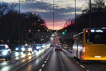 Berlin  Deutschland  Verkehr auf der Heerstrasse bei Daemmerung