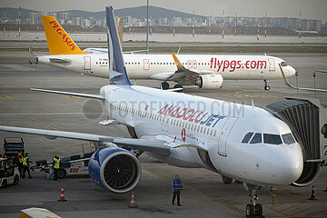 Istanbul  Tuerkei  Flugzeuge der Anadolujet und Pegasus Airlines auf dem Vorfeld des Flughafen Istanbul-Sabiha Goekcen