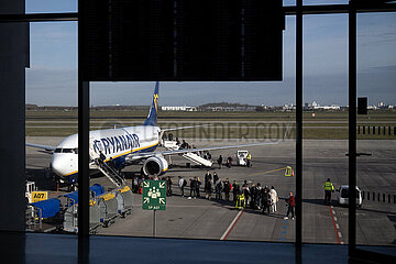 Schoenefeld  Deutschland  Reisende steigen am Flughafen BER in ein Flugzeug der Ryanair ein