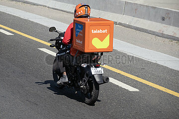 Dubai  Vereinigte Arabische Emirate  Mitarbeiter des Lebensmittel-Lieferservice talabat ist auf einem Motorrad in der Stadt unterwegs
