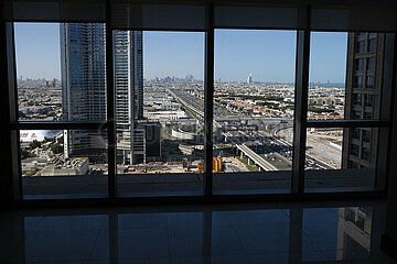 Dubai  Vereinigte Arabische Emirate  Blick durch ein Fenster auf die Skyline der Dubai Marina und das Burj al Arab
