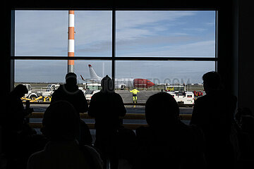 Schoenefeld  Deutschland  Silhouette: Reisende warten im Terminal 2 des Flughafen BER auf den Abflug