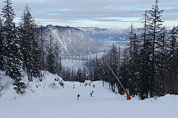 Krippenbrunn  Oesterreich  Menschen fahren Ski am Krippenstein