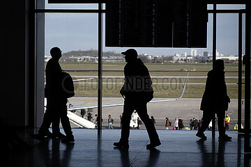 Schoenefeld  Deutschland  Silhouette: Reisende im Terminal 2 des Flughafen BER