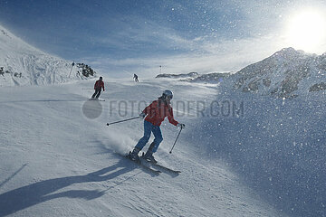 Krippenbrunn  Oesterreich  Menschen fahren Ski