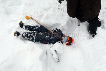 Krippenbrunn  Oesterreich  gestellte Szene: ein von einer Lawine verschuetteter Skifahrer wurde gefunden