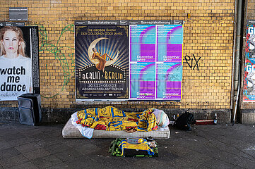 Berlin  Deutschland  Obdachlosenschlafplatz mit Matratze unter einer Bruecke in Charlottenburg