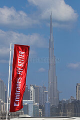 Dubai  Vereinigte Arabische Emirate  Fahne der Fluggesellschaft Emirates vor der Skyline mit dem Burj Khalifa