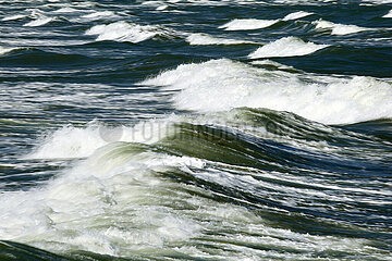 Binz  Deutschland  Symbolfoto: Wellen auf der stuermischen Ostsee