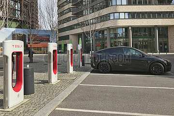 Berlin  Deutschland  Tesla-Ladestationen auf dem EUREF Campus