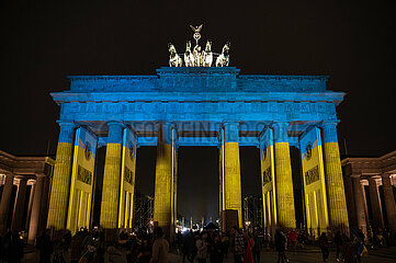 Berlin  Deutschland  Angestrahltes Brandenburger Tor in ukrainischen Nationalfarben als Zeichen der Solidaritaet gegen den Krieg Russlands in der Ukraine