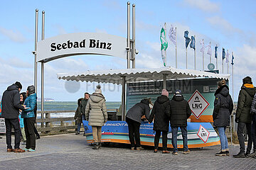 Binz  Deutschland  Unterschriftenaktion gegen den Plan des Baus eines LNG-Terminals vor Ruegen an der Seebruecke Binz