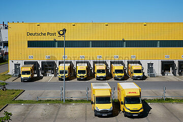Berlin  Deutschland - Lieferfahrzeuge an einem Paketzentrum von DHL in Berlin-Neukoelln.