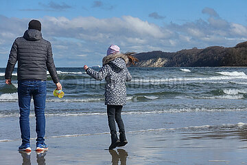 Binz  Deutschland  Vater und Tochter stehen am Strand der Ostsee