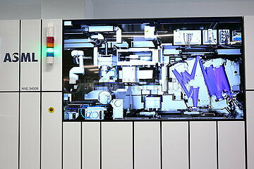 Berlin  Deutschland - Darstellung einer Lithographiemaschine von ASML auf einem LED-Monitor.