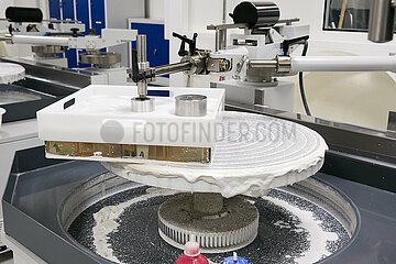 Berlin  Deutschland - Poliermaschinen zur Bearbeitung von Grundkoerpern aus Keramik bei ASML in Berlin.