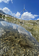 Airolo  Schweiz  Windrad an einem Bergsee