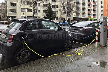 Berlin  Deutschland  Elektroautos werden an einer oeffentlichen Ladesaeule aufgeladen