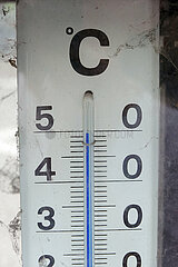 Bozen  Italien  Thermometer zeigt 50 Grad im Schatten an
