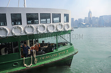 Hongkong  China  Personenfaehre der Star Ferry Company mit dem Namen Twinkling Star legt am Pier in Kowloon an
