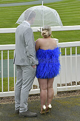 Aintree  Grossbritannien  Fashion: Woman and man under their umbrella at the parade ring