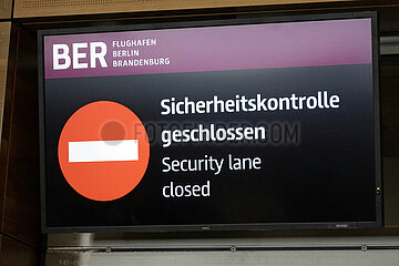 Schoenefeld  Deutschland  Anzeige auf einem Monitor: Sicherheitskontrolle am BER ist geschlossen