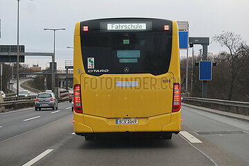 Berlin  Deutschland  Fahrschulbus der BVG auf der Stadtautobahn