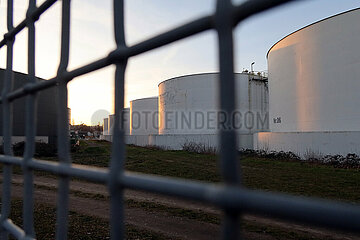 Berlin  Deutschland  Blick durch einen Zaun auf Tanklager von Oiltanking