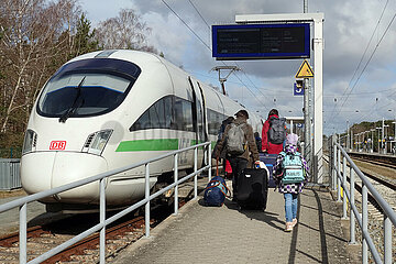 Binz  Deutschland  Reisende und ICE T im Bahnhof