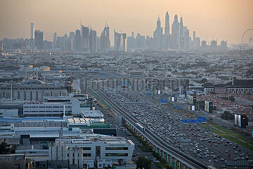 Dubai  Vereinigte Arabische Emirate  Skyline der Dubai Marina unter einer Dunstglocke