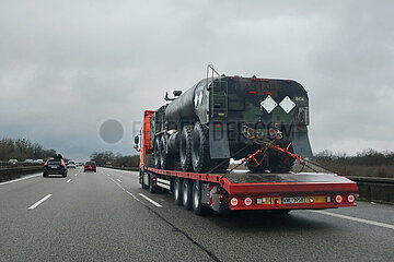 Dessau  Deutschland  Militaertankwagen wird auf einem LKW auf der A9 transportiert