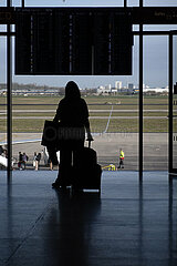 Schoenefeld  Deutschland  Silhouette: Reisende im Terminal 2 des Flughafen BER