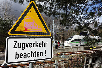 Binz  Deutschland  Warnschild Zugverkehr beachten an einem Bahnuebergang
