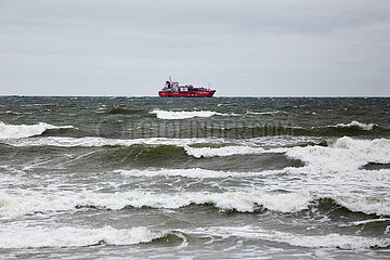 Binz  Deutschland  LNG-Tankschiff auf der stuermischen Ostsee