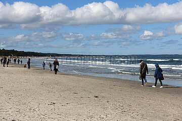 Binz  Deutschland  Menschen bei einem Spaziergang am Strand